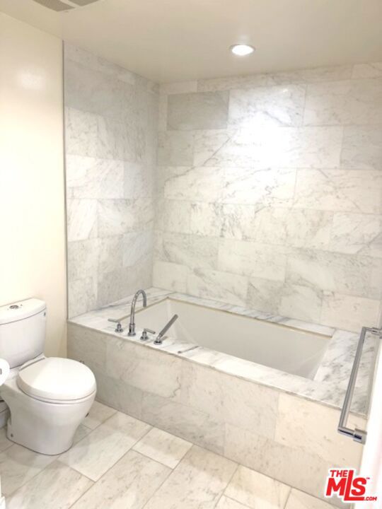 1705 Ocean Avenue, Santa Monica CA: https://media.crmls.org/mediaz/5aeb72b7-224c-464b-ae27-a0249f4d85d2.jpg