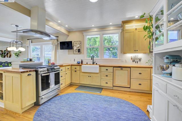 1215 Castro St, Martinez CA: https://media.crmls.org/mediaz/5aebe3b7-9819-42e8-9dc0-0e3c6a07ad3b.jpg