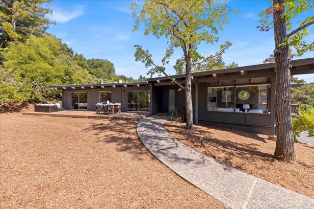 15 Naranja Way, Portola Valley CA: https://media.crmls.org/mediaz/5aebf8ea-ebb1-459d-8be7-d443643c58fd.jpg