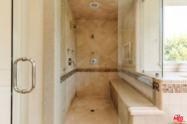 1202 San Vicente Boulevard, Santa Monica CA: https://media.crmls.org/mediaz/5aec6162-b921-4ee8-908a-76022e123a4f.jpg