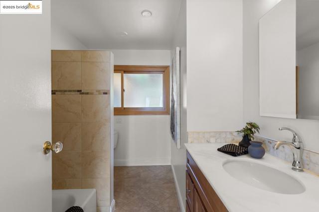11718 Cranford Way, Oakland CA: https://media.crmls.org/mediaz/5aecd652-3f15-4e19-a35d-55f4c281a026.jpg