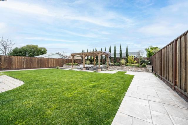 1338 Thais Ln, Hayward CA: https://media.crmls.org/mediaz/5aee69b9-15ce-48c7-9685-421310420b22.jpg