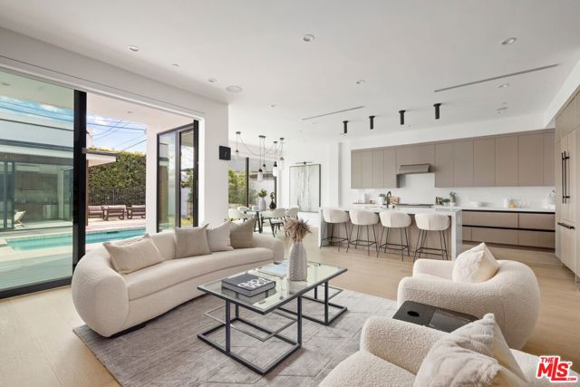 714 N La Jolla Avenue, Los Angeles CA: https://media.crmls.org/mediaz/5aef7d8d-7d6c-4e15-af86-4683f3c3a4ee.jpg