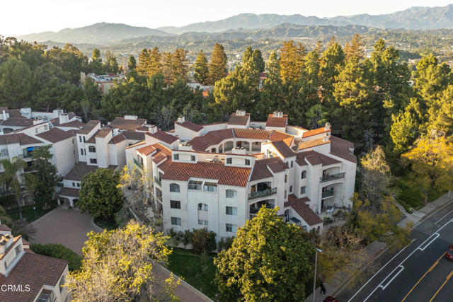 4201 Via Marisol, Los Angeles CA: https://media.crmls.org/mediaz/5aef8b53-ed79-487d-8d4e-949542869dd9.jpg