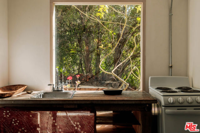 21316 Encina Road, Topanga CA: https://media.crmls.org/mediaz/5af06c90-9488-4ae2-b6a8-3e5c77cb1608.jpg