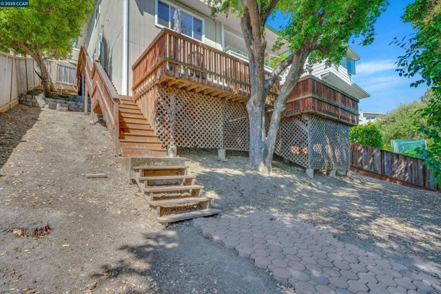 1027 W Arlington Way, Martinez CA: https://media.crmls.org/mediaz/5af08b42-e7d5-4ddc-aecb-9b3fae678932.jpg