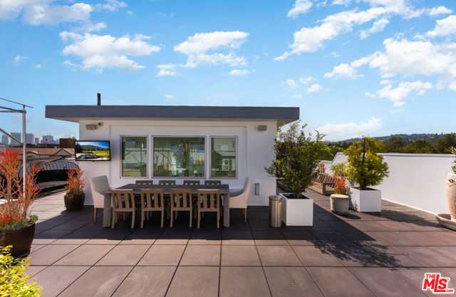 460 N Palm Drive, Beverly Hills CA: https://media.crmls.org/mediaz/5af0a176-5887-40df-b11c-ba6b4c316adb.jpg