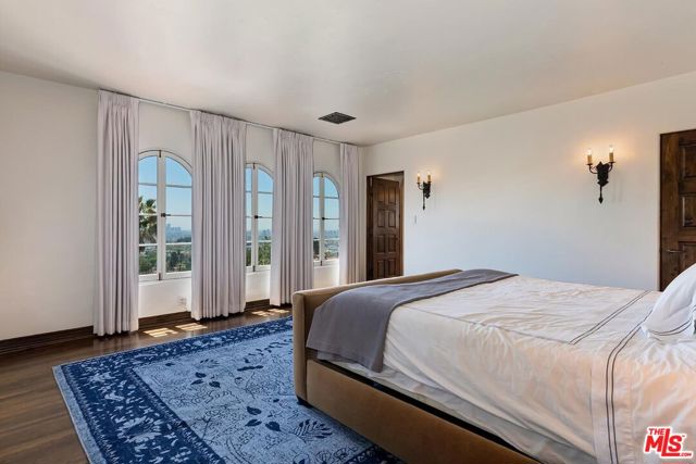 2420 Chislehurst Drive, Los Angeles CA: https://media.crmls.org/mediaz/5af0b975-063b-4214-ac2d-2fc87315fa9f.jpg