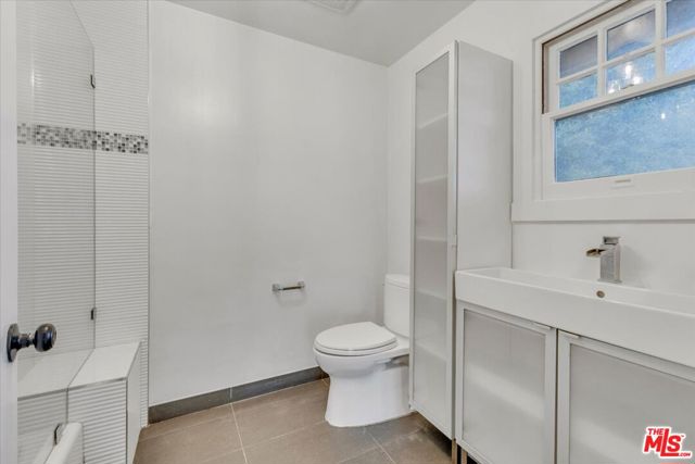 626 N Canon Drive, Beverly Hills CA: https://media.crmls.org/mediaz/5af0e482-d28c-4245-92ca-e5ad78ea395e.jpg