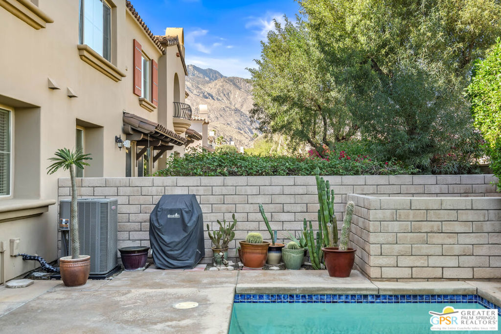 https://media.crmls.org/mediaz/5af159ba-a390-4d91-8c7d-6d0d504d6df2.jpg?preset=X-Large