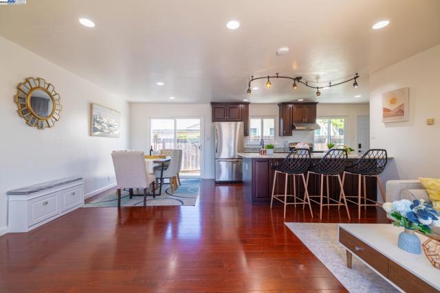27830 Thackeray Ave, Hayward CA: https://media.crmls.org/mediaz/5af183ba-ca51-484b-a2ef-2f662ed25b3e.jpg