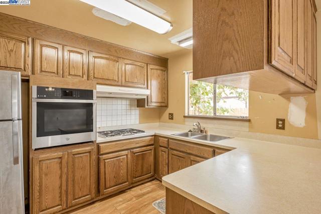 40122 Besco Dr, Fremont CA: https://media.crmls.org/mediaz/5af1b742-f810-4967-9caa-7f19b6403425.jpg