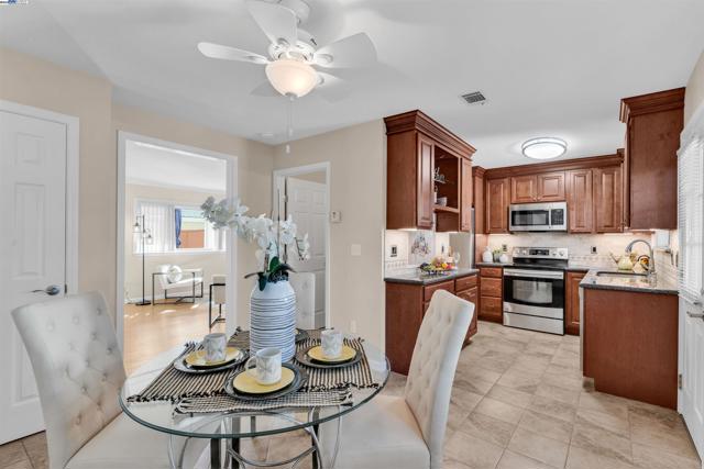 7602 Arbor Creek Cir, Dublin CA: https://media.crmls.org/mediaz/5af1cb82-56ab-42d4-b500-27967f52f5b4.jpg