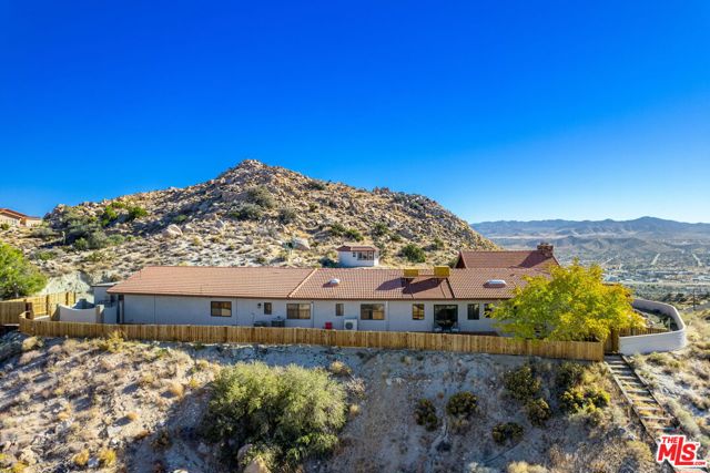 57387 San Juan Road, Yucca Valley CA: https://media.crmls.org/mediaz/5af2922e-e0c4-4390-92f2-b6dfed1d246d.jpg