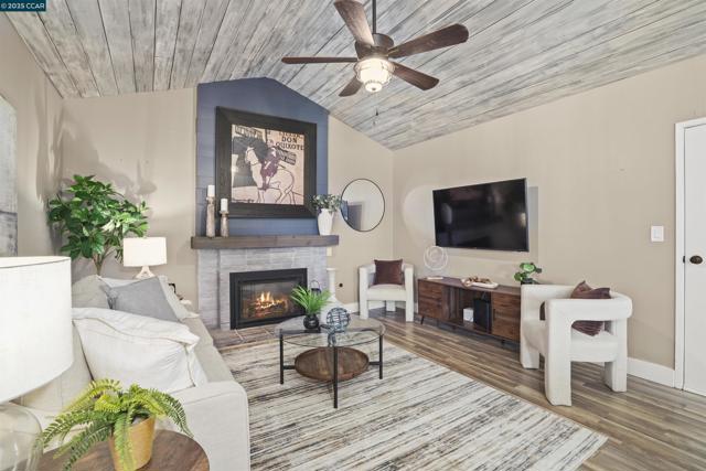 5665 Lewis Way, Concord CA: https://media.crmls.org/mediaz/5af360ee-1198-4d72-87c8-b463b12cd2be.jpg