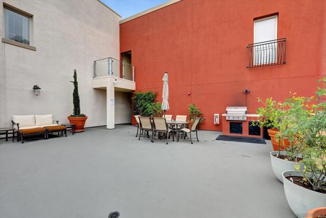1601 India St, San Diego CA: https://media.crmls.org/mediaz/5af3a379-267e-4a79-bcab-af8ae22f33ce.jpg