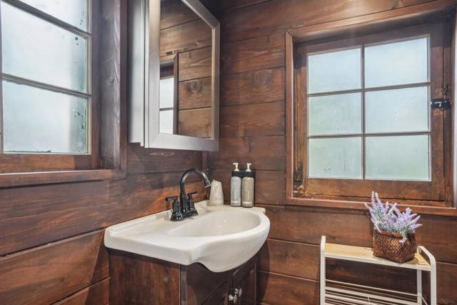 25750 Alderwood, Idyllwild CA: https://media.crmls.org/mediaz/5af3c213-ce07-4b9f-b54f-31fc630cdbab.jpg