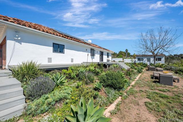 1761 Winterwarm Dr, Fallbrook CA: https://media.crmls.org/mediaz/5af3fb28-328f-437e-b750-bfa42dd27f24.jpg