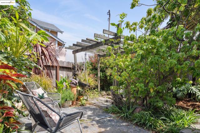 1408 E 15Th St, Oakland CA: https://media.crmls.org/mediaz/5af4cb34-8fa0-440c-8de6-1fd136348ccd.jpg