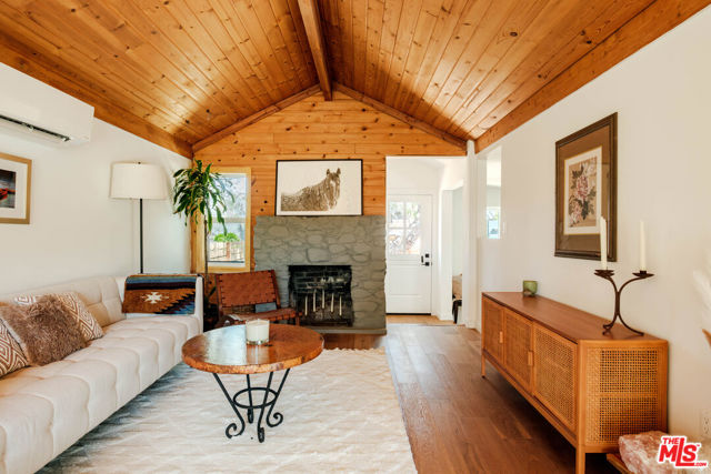 19777 Grand View Drive, Topanga CA: https://media.crmls.org/mediaz/5af533df-cc11-41cf-a34e-b8b7ce3f0ab0.jpg