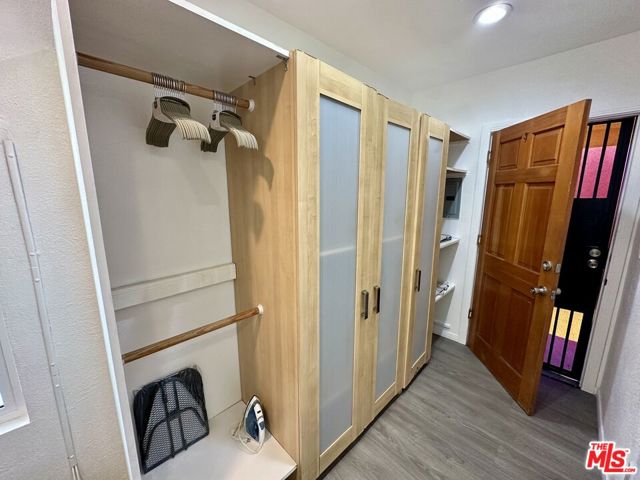 523 1/2 W 56th Street, Los Angeles CA: https://media.crmls.org/mediaz/5af55438-7833-4fc2-b37a-31c28fe37f0d.jpg