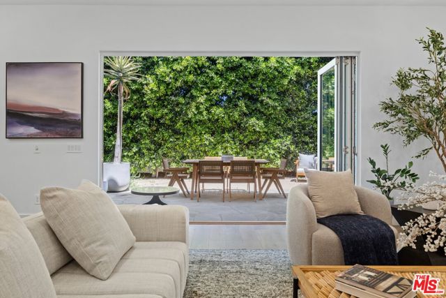 2590 Amherst Avenue, Los Angeles CA: https://media.crmls.org/mediaz/5af5d67f-6247-4e95-99b0-8cbede7b1818.jpg