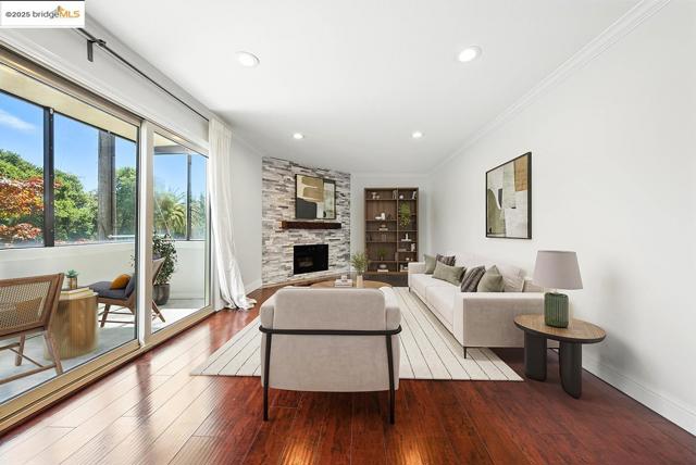 567 Oakland Ave., Oakland CA: https://media.crmls.org/mediaz/5af659e5-3dcd-4540-a995-0610ca3870cf.jpg