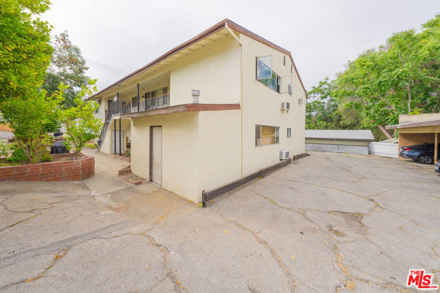 10039 Haines Canyon Avenue, Tujunga CA: https://media.crmls.org/mediaz/5af7f709-6905-4705-8f8f-cda59a28c185.jpg