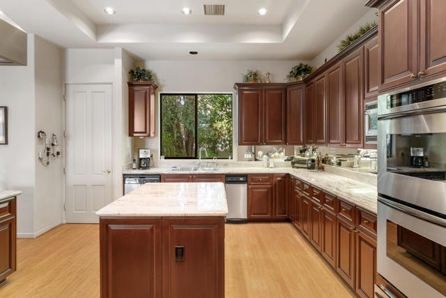 900 Dogwood Circle E, Palm Springs, CA 92264