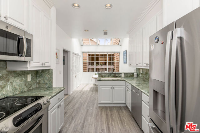 4342 Redwood Avenue, Marina del Rey CA: https://media.crmls.org/mediaz/5af85bec-61b4-43fd-a0a1-9aacd83204d5.jpg