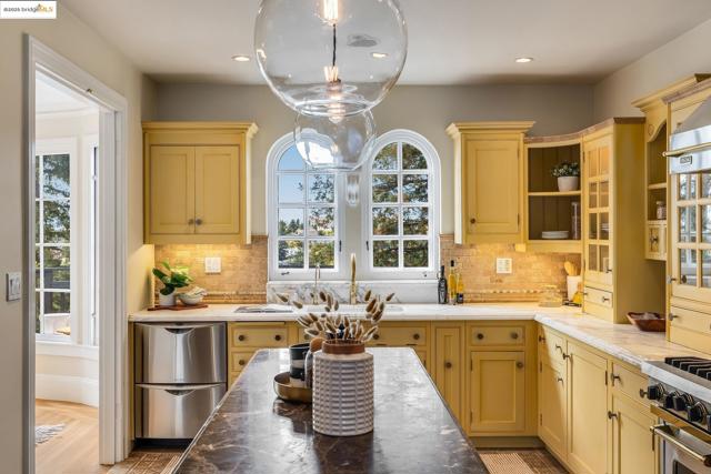 740 Calmar Ave, Oakland CA: https://media.crmls.org/mediaz/5af86cc2-d031-429a-8b8e-2e745dd7dd86.jpg