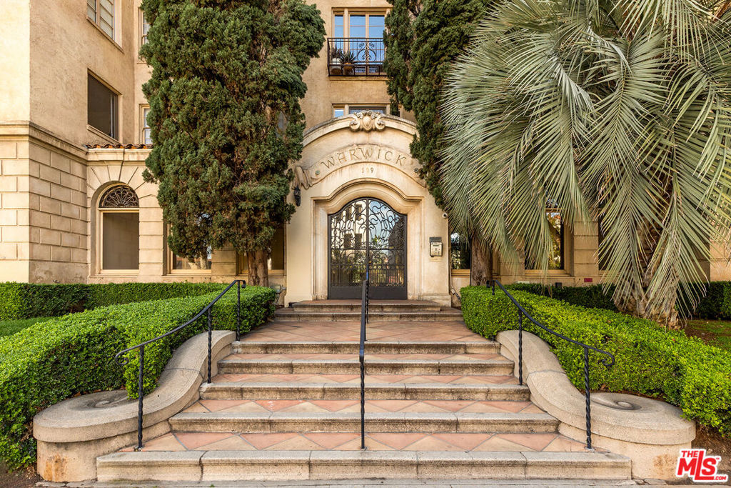 109 N Sycamore Avenue #102
