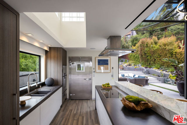 5751 Valley Oak Drive, Los Angeles CA: https://media.crmls.org/mediaz/5af93599-9826-42f5-839a-1cc21b08760e.jpg