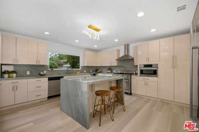 465 N Kilkea Drive, Los Angeles CA: https://media.crmls.org/mediaz/5afa8624-a233-4468-b921-bf958dc1605d.jpg