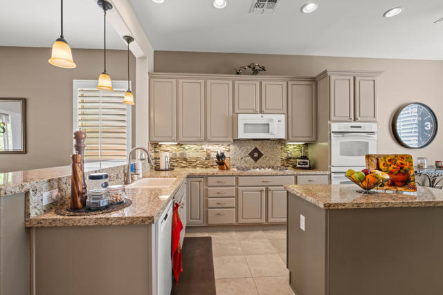 80166 Avenida Aliso, Indio CA: https://media.crmls.org/mediaz/5afb75c0-a8d8-4a44-9763-de9810c0b1ff.jpg