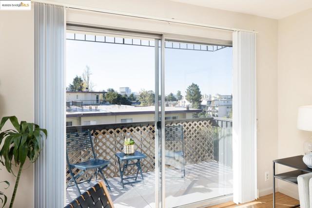 555 Jean St, Oakland CA: https://media.crmls.org/mediaz/5afc4004-36f4-4386-800c-88e3b2d77988.jpg