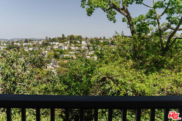 3744 Clayton Avenue, Los Angeles CA: https://media.crmls.org/mediaz/5afcf998-85fc-4fce-8337-87d5d36e1b53.jpg