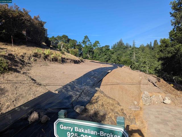 13 St. James Ct., Orinda CA: https://media.crmls.org/mediaz/5afd0090-d5de-4d43-beb9-ac983d6010e1.jpg