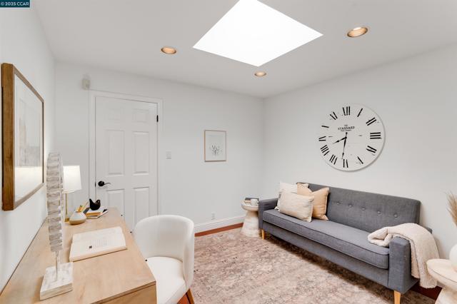 2424 San Miguel Dr, Walnut Creek CA: https://media.crmls.org/mediaz/5afd3196-6db6-405a-b32d-f32851a694e1.jpg