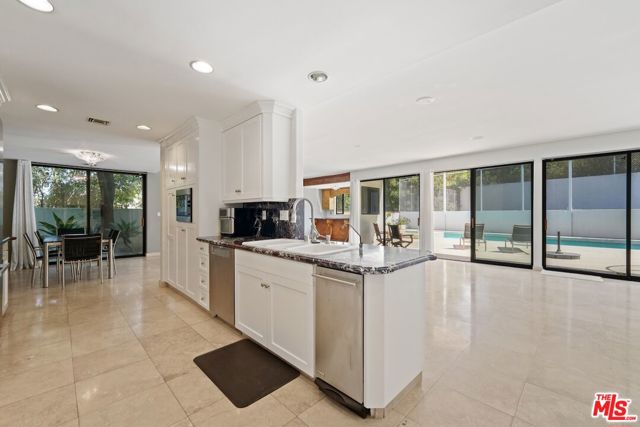 15656 Crownridge Place, Sherman Oaks CA: https://media.crmls.org/mediaz/5afd5a5b-ffc9-41dc-9182-6257a179dbc5.jpg