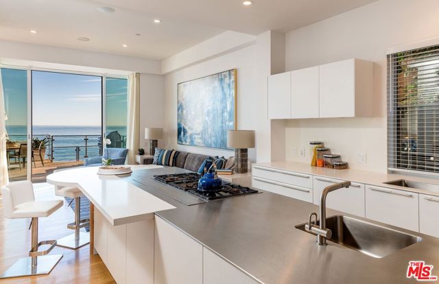 24380 Malibu Road, Malibu CA: https://media.crmls.org/mediaz/5afd8f1f-165a-49a5-99b0-5f5be1a4223a.jpg