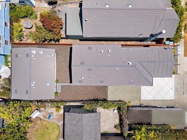 917 Channing Way, Berkeley CA: https://media.crmls.org/mediaz/5afde34e-51a0-496c-beda-8c23b69fae15.jpg