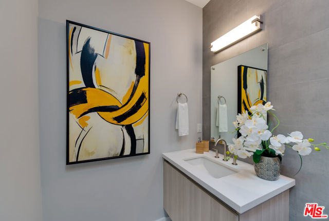 723 HUNTLEY Drive, West Hollywood CA: https://media.crmls.org/mediaz/5aff4c12-d3b4-47d4-afd4-e5b7f41a2fa8.jpg