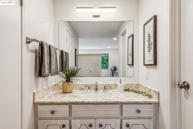 13185 Clairepointe Way, Oakland CA: https://media.crmls.org/mediaz/5aff4ca8-47fa-41eb-9ae5-9ddd0c94b0be.jpg