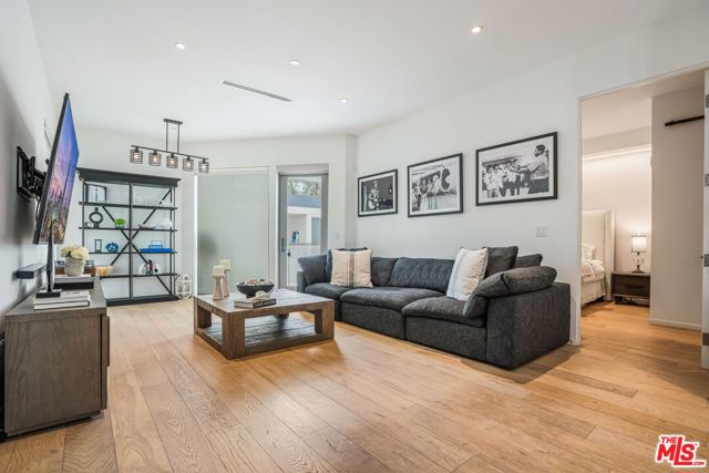 1030 N Kings Road, West Hollywood CA: https://media.crmls.org/mediaz/5aff7b7d-0722-4f61-a0a5-a60e9c345bac.jpg