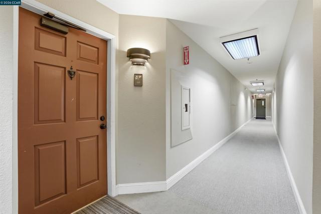 2560 Oak Rd, Walnut Creek CA: https://media.crmls.org/mediaz/5affc28d-a8cb-4b9e-923d-e9bbfc75c6a8.jpg