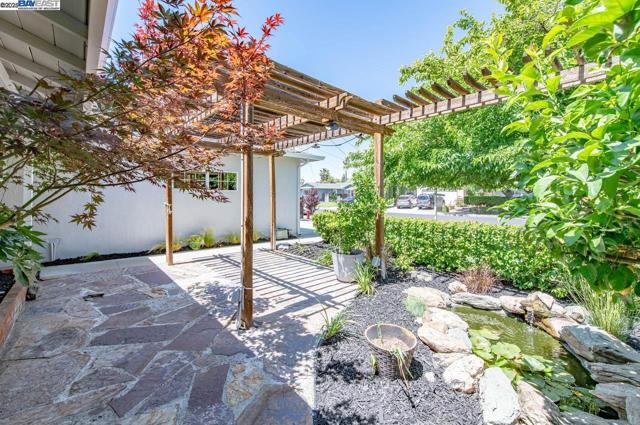 285 Edythe St, Livermore CA: https://media.crmls.org/mediaz/5b014e4e-de7a-4064-a0f6-c7590c78f4fc.jpg