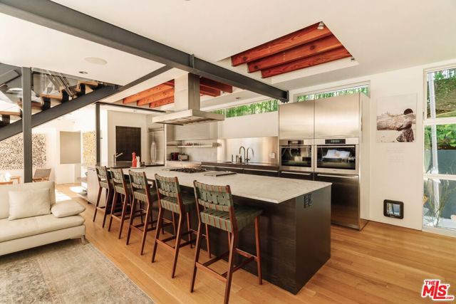 562 Stassi Lane, Santa Monica CA: https://media.crmls.org/mediaz/5b01740b-6485-4919-8168-61cad1ec370e.jpg