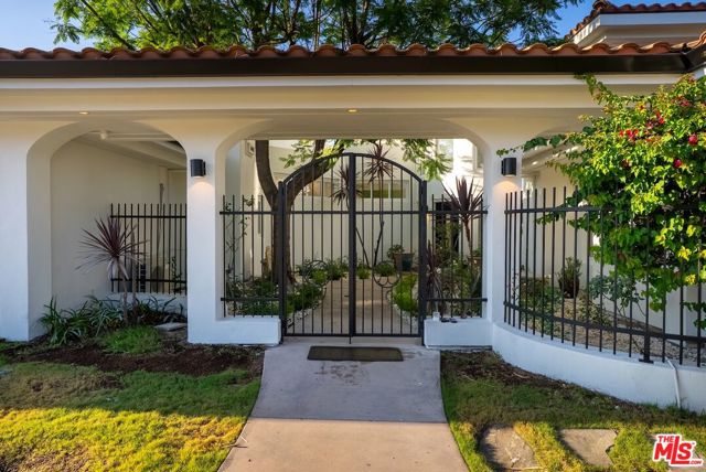 21965 Saddle Peak Road, Topanga CA: https://media.crmls.org/mediaz/5b0195b9-b448-47d0-8c4a-61f89a3c91ee.jpg