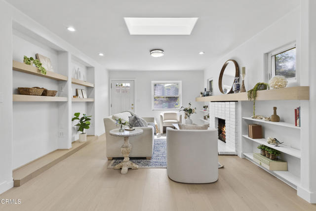 421 Donze Avenue, Santa Barbara CA: https://media.crmls.org/mediaz/5b01a65d-5ebe-406f-b9c9-4050b890dd0a.jpg